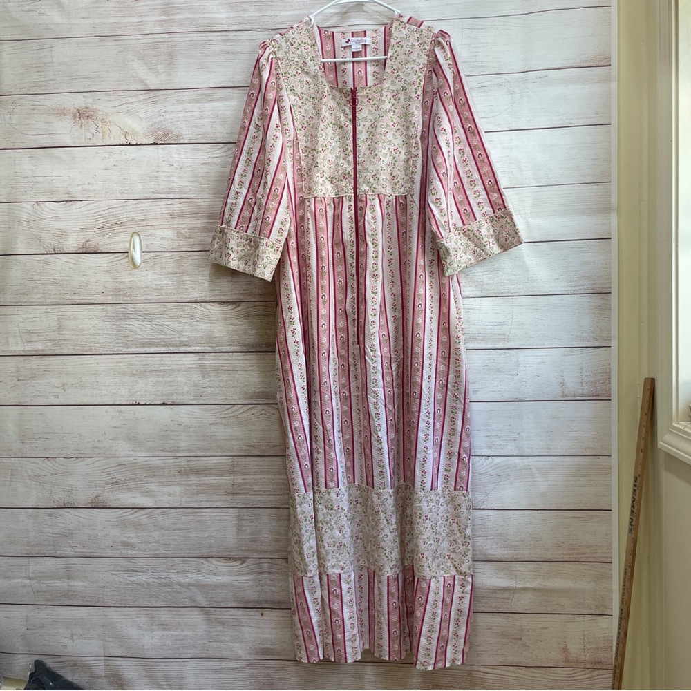 VINTAGE‎ GO SOFTLY COTTAGECORE ROBE/HOUSE DRESS IN FLORAL PRINT